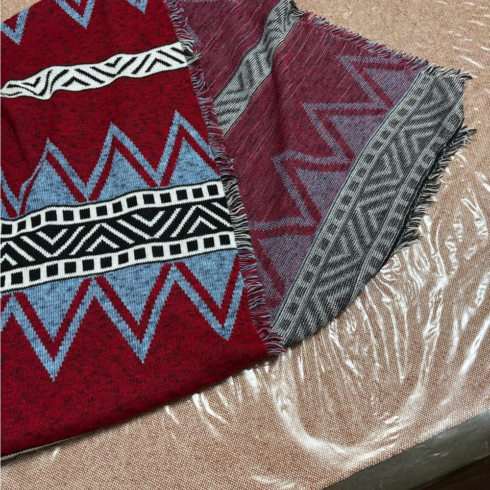 Geometric Patternen shall in Red and Blue